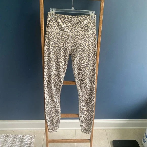 Luna Legging - Classic Leopard grey/beige- size small - Picture 2 of 6